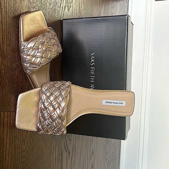 Saks Fifth Avenue Braided Gold Slides - New In Box - Size 9.5M - Picture 3 of 6